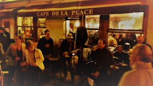 musiciens devant le café de la place